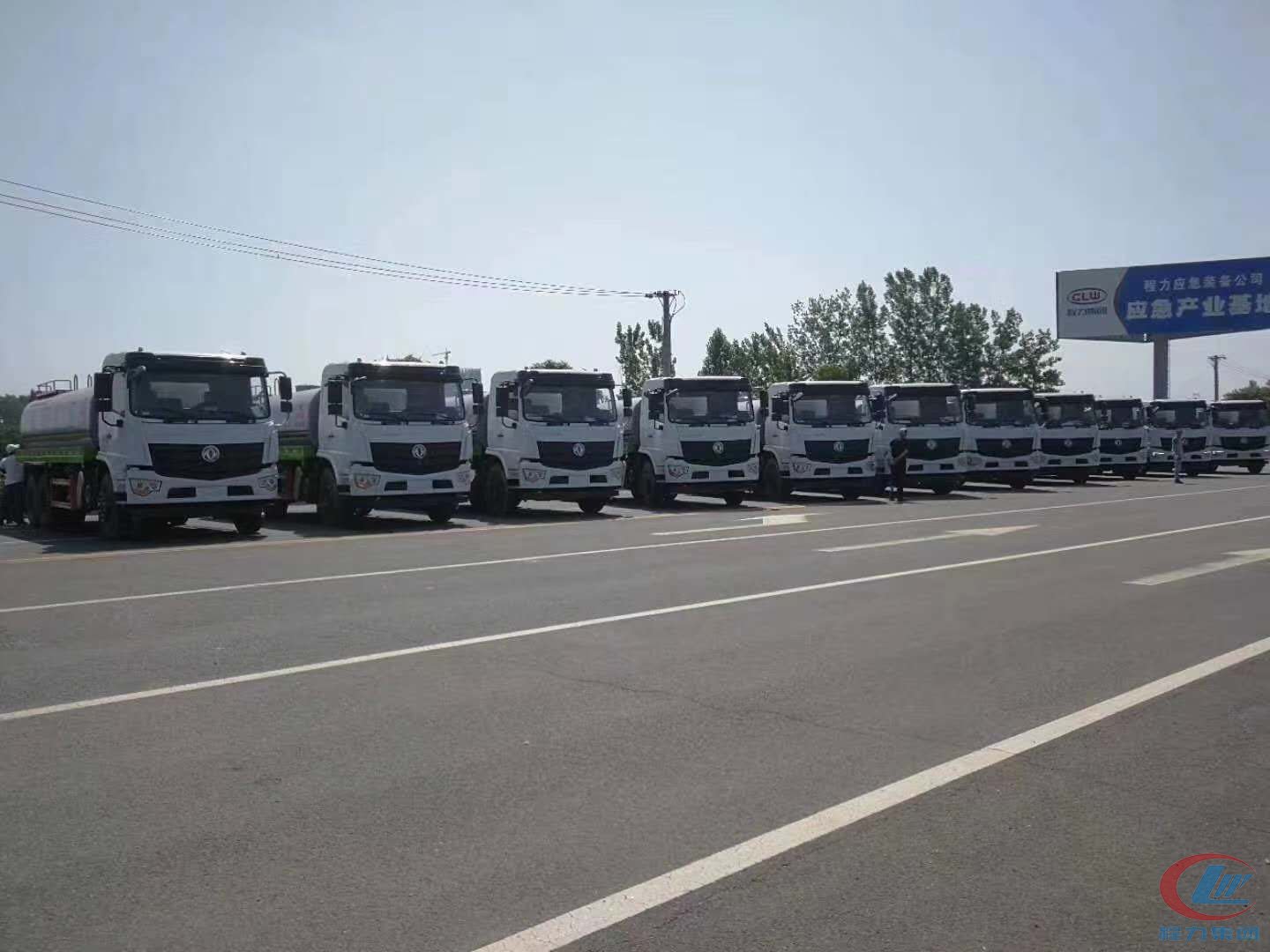 尊龙凯时集团国六东风D3L后双桥抑尘洒水车十台齐发