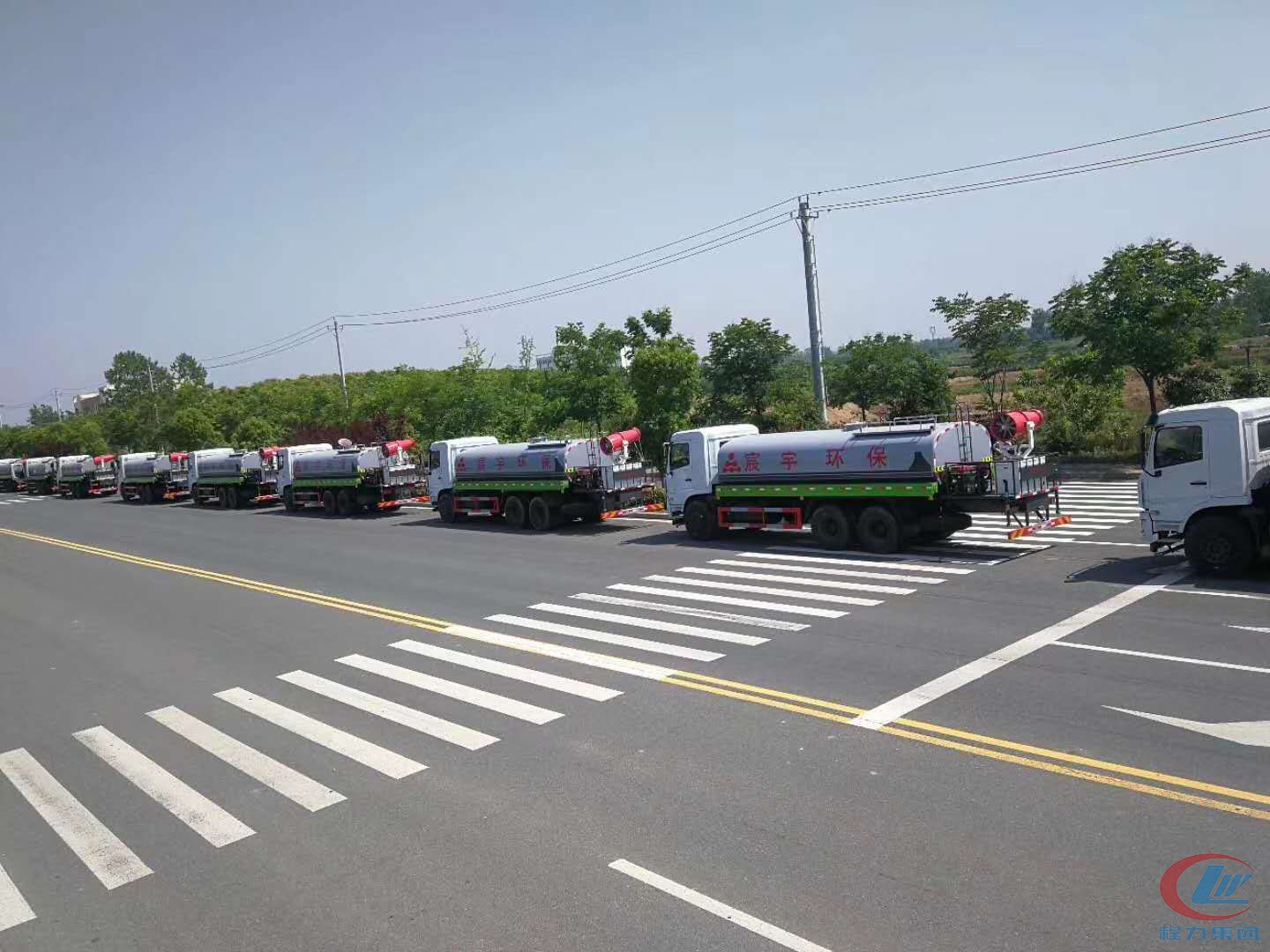 尊龙凯时集团国六东风D3L后双桥抑尘洒水车十台齐发