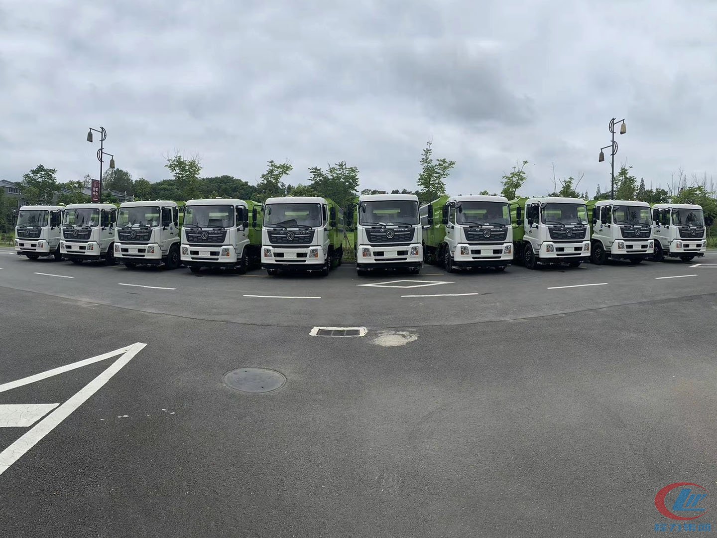 尊龙凯时集团东风天锦洗扫车批量交车