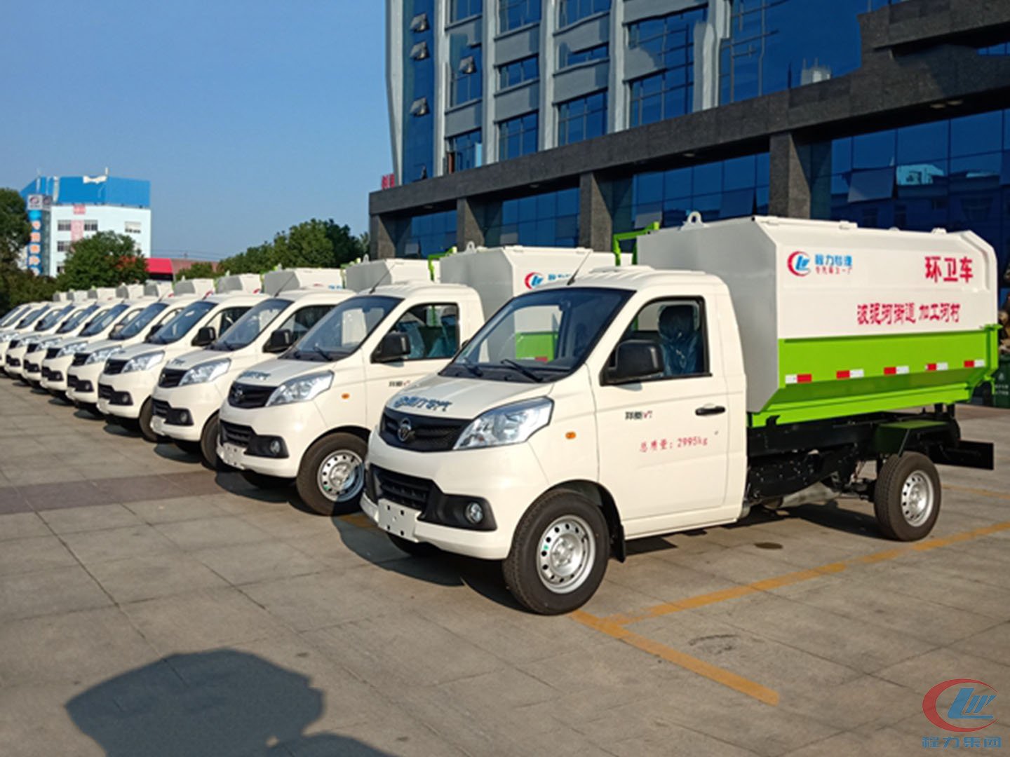 尊龙凯时集团国六福田挂桶垃圾车批量发车