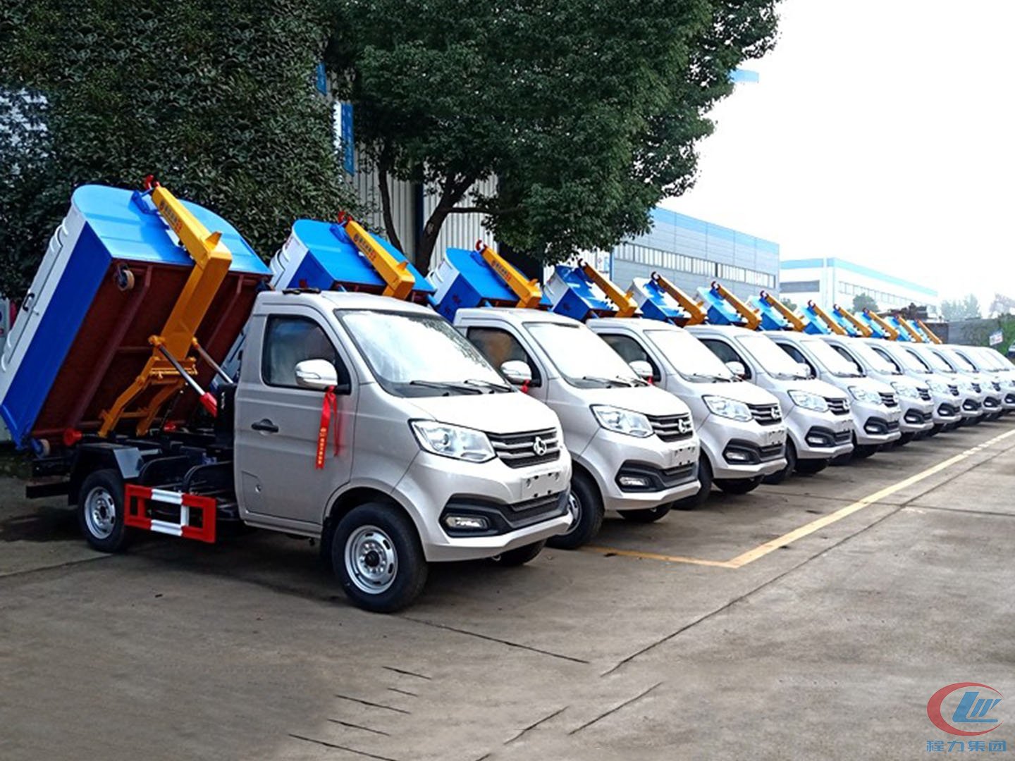 尊龙凯时集团国六勾臂垃圾车批量发车