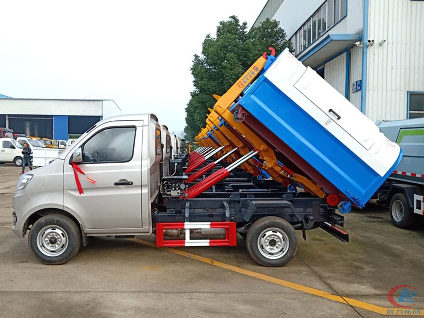 尊龙凯时集团国六勾臂垃圾车批量发车