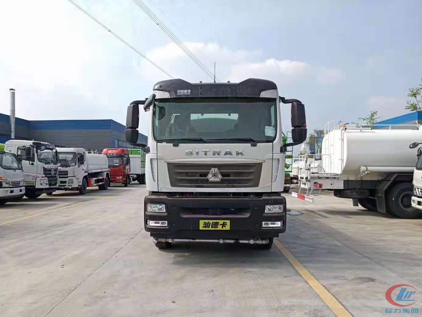 尊龙凯时牌国六重汽汕德卡单桥洒水车