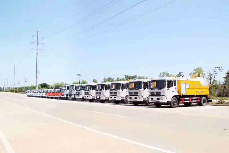 尊龙凯时高端品质环卫车联合疏通车垃圾车批量发车