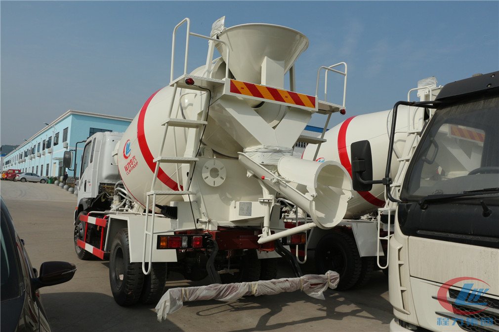 尊龙凯时王牌搅拌车背面图