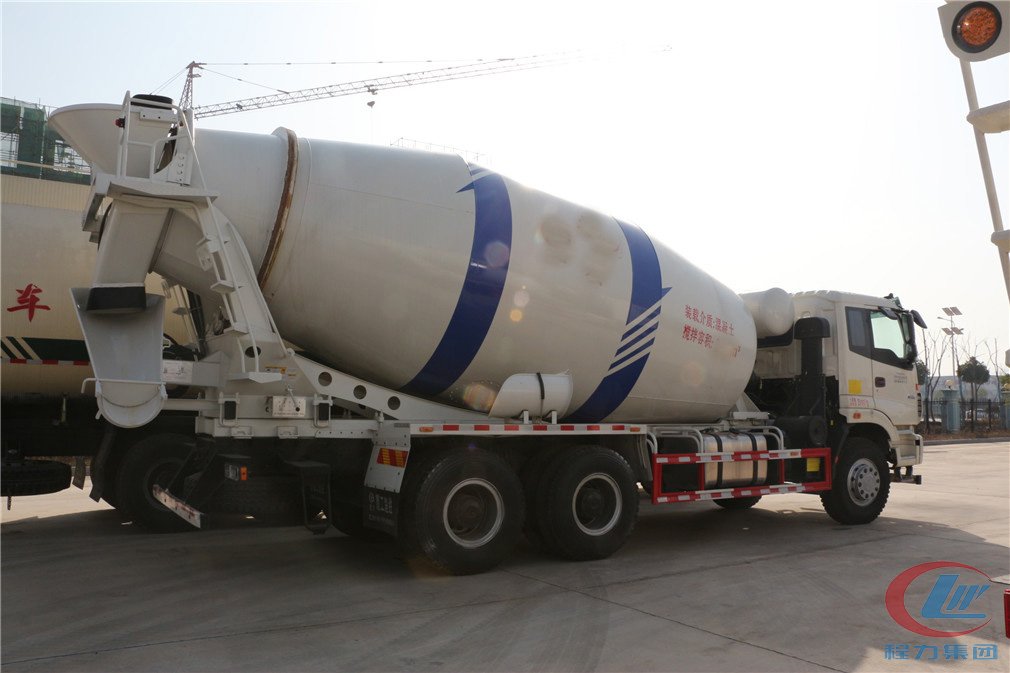 尊龙凯时集团福田欧曼搅拌车侧面图