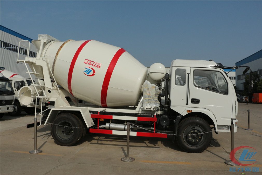 湖北尊龙凯时东风多利卡搅拌车侧面图