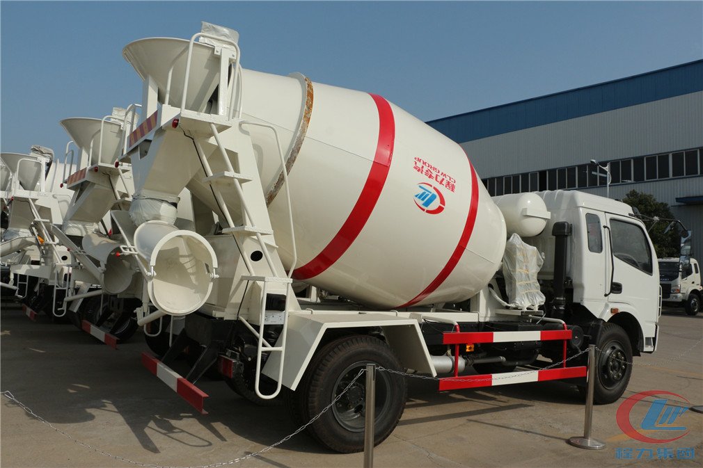 湖北尊龙凯时东风多利卡搅拌车侧面图