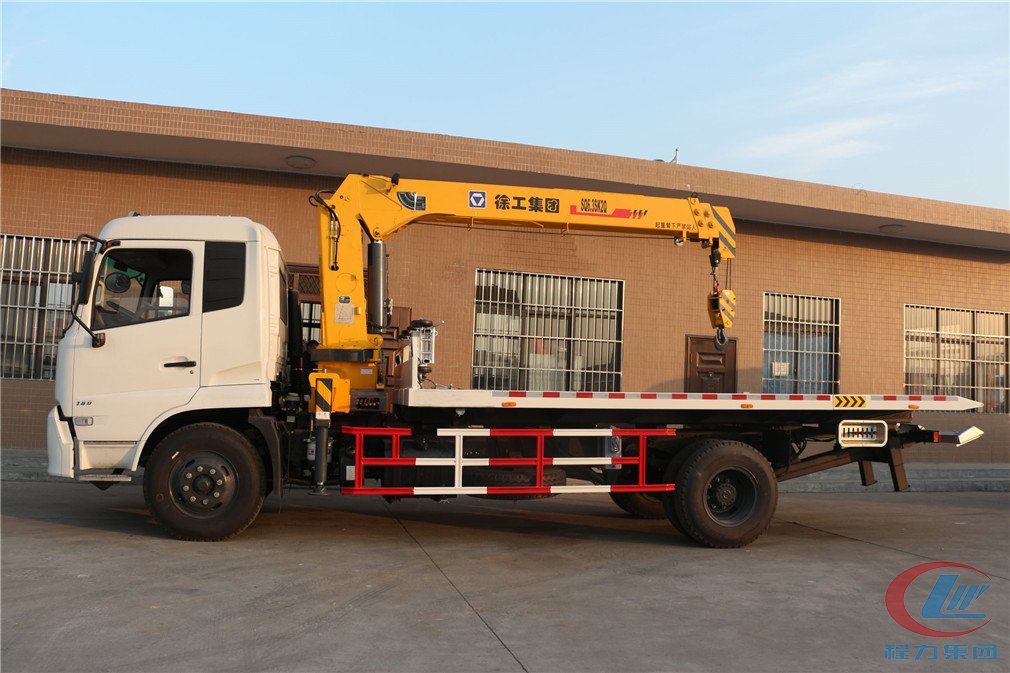 尊龙凯时东风天锦平板带吊清障车侧面图