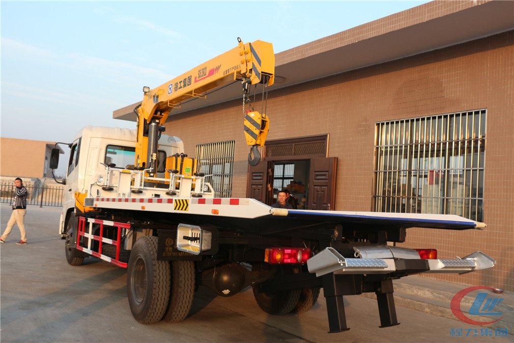 尊龙凯时东风天锦平板带吊清障车侧面图