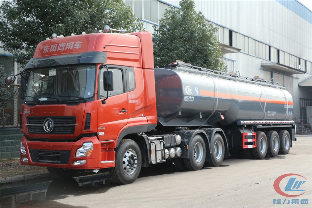 尊龙凯时腐蚀性物品罐式运输半挂车高清图