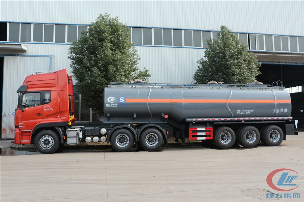 尊龙凯时腐蚀性物品罐式运输半挂车侧面图