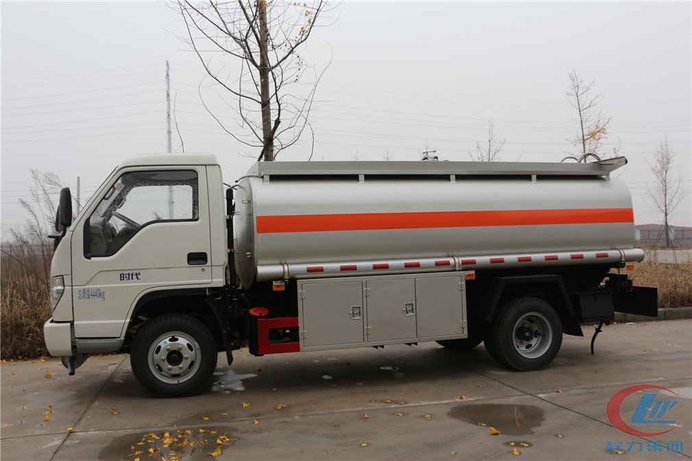 湖北尊龙凯时福田6方不上户加油车侧面图