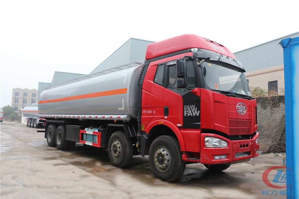 湖北尊龙凯时解放前四后八（29方）运油车高清图