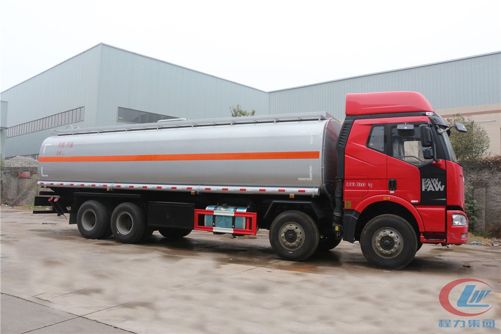 湖北尊龙凯时解放前四后八（29方）运油车侧面图