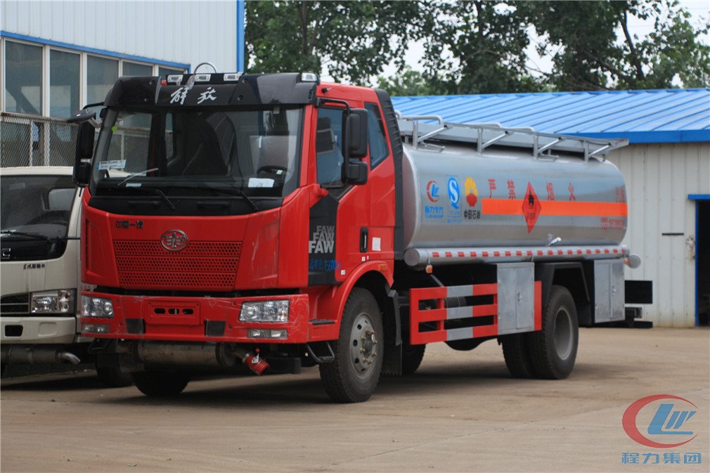 尊龙凯时解放J6(15方)运油车高清图