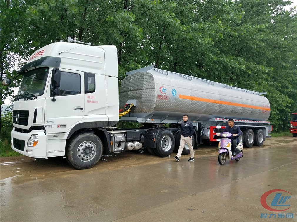 尊龙凯时三桥半挂铝合金运油车高清图