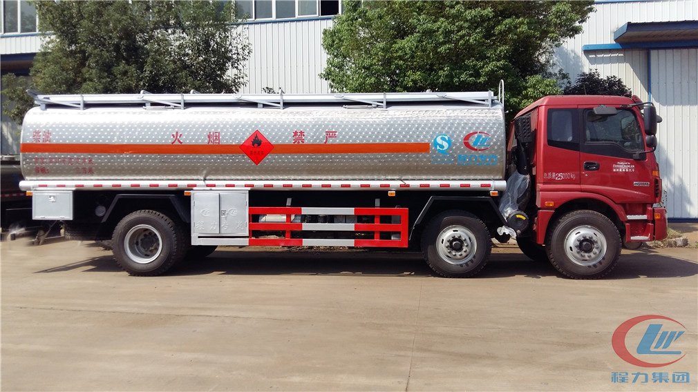 尊龙凯时福田欧曼小三轴(26方)铝合金运油车侧面图