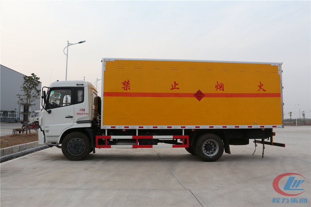 湖北尊龙凯时东风天锦爆破器材运输车侧面图