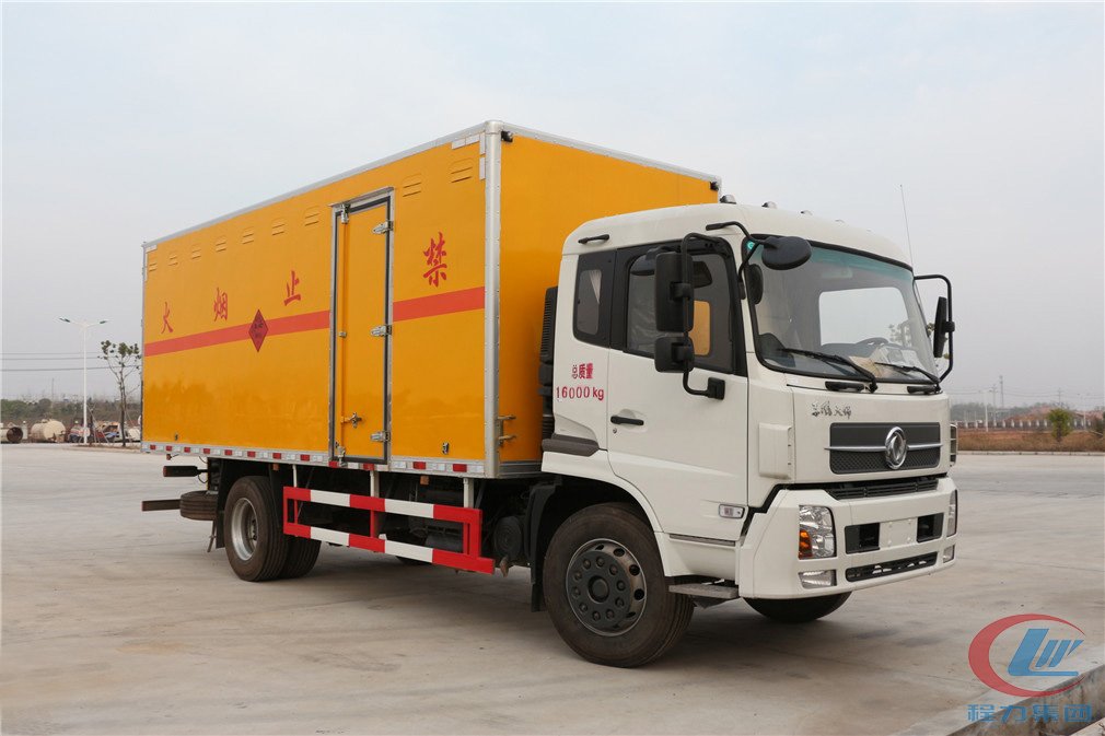 湖北尊龙凯时东风天锦爆破器材运输车侧面图