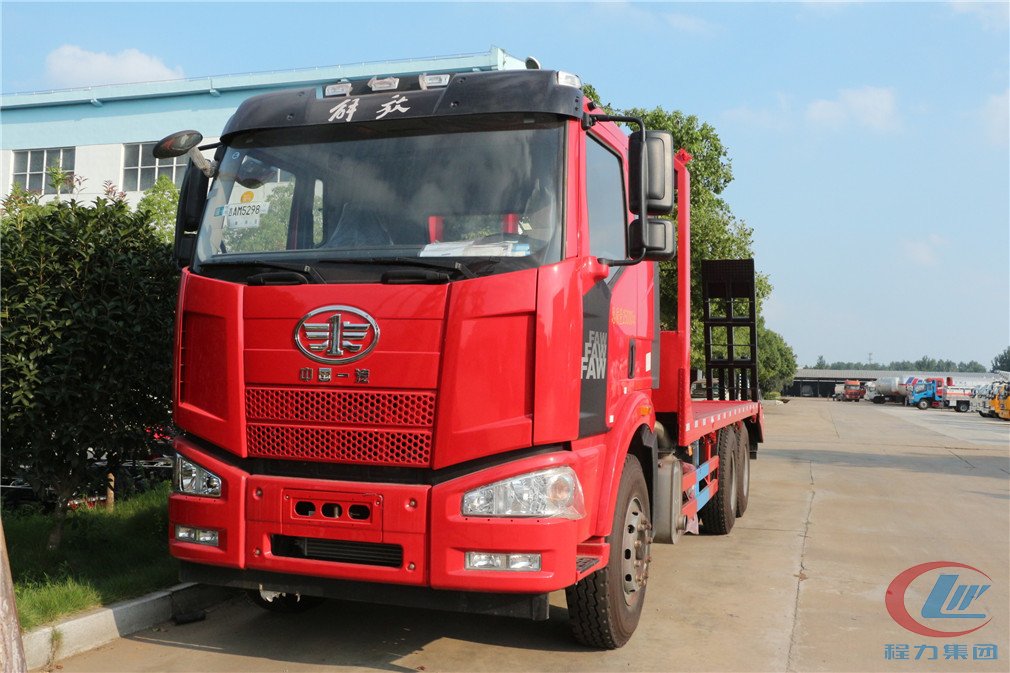 湖北尊龙凯时解放后八轮平板运输车正面图