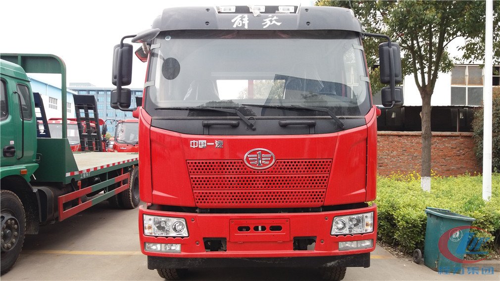 湖北尊龙凯时解放小三轴平板运输车正面图