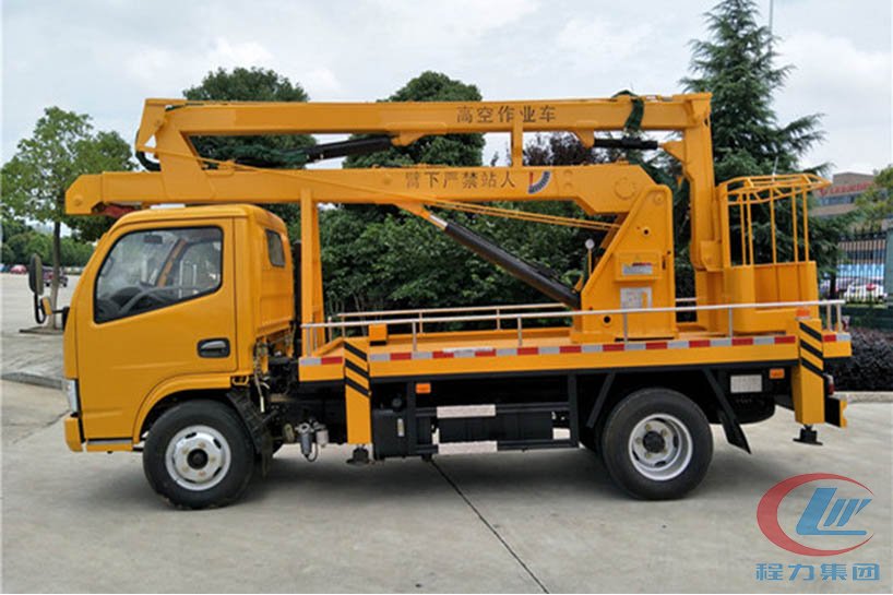尊龙凯时东风12米蓝牌高空作业车侧面图