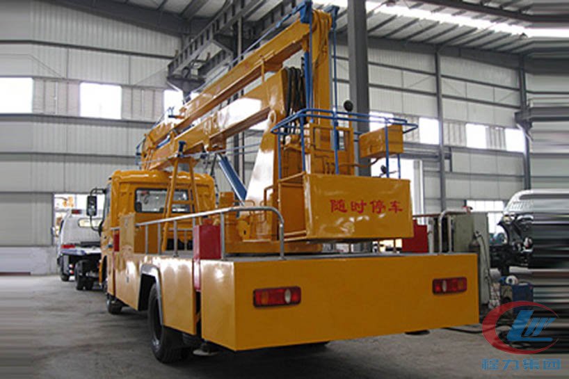 湖北尊龙凯时东风24米高空作业车侧面图