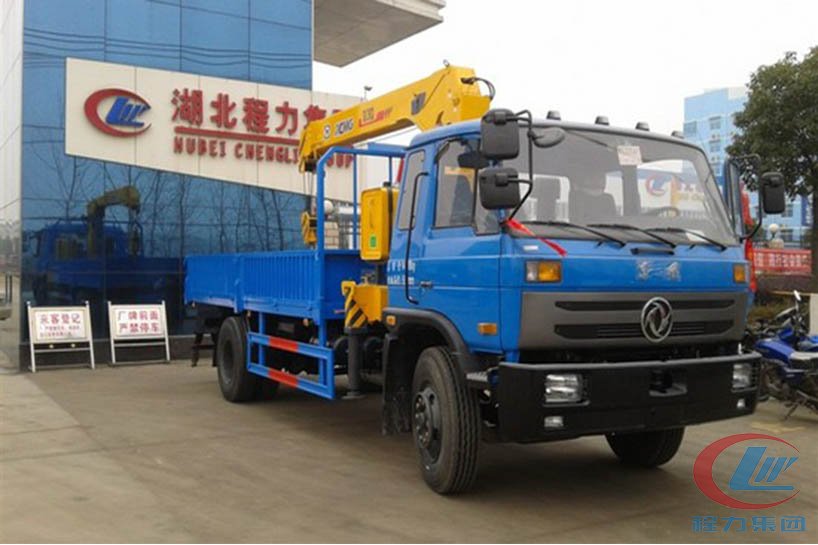 尊龙凯时东风徐工6.3吨随车吊侧面图