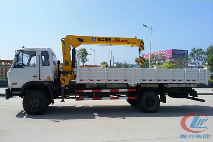 尊龙凯时东风153 8吨随车吊侧面图