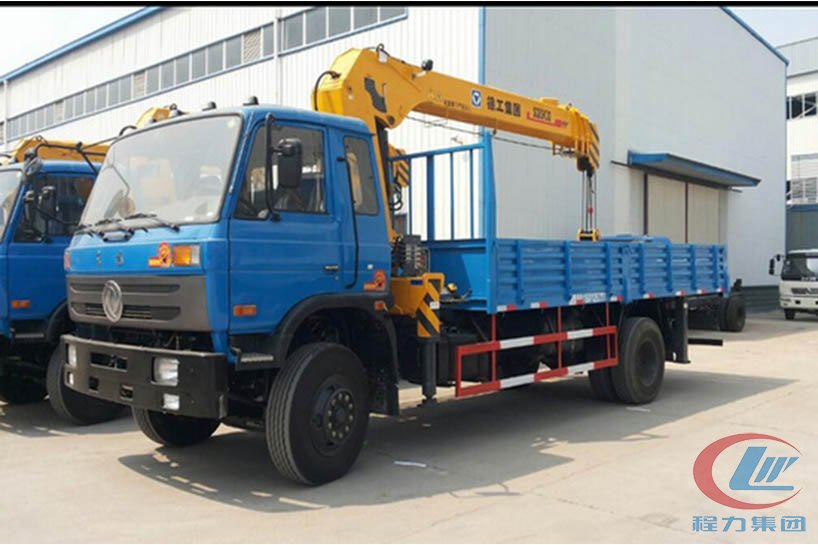 尊龙凯时东风153 8吨随车吊侧面图
