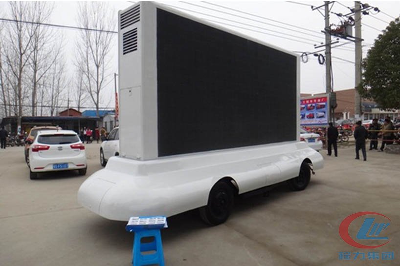 湖北尊龙凯时牵引led广告宣传车侧面图