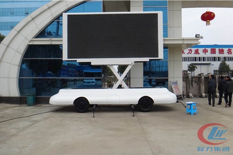 湖北尊龙凯时牵引led广告宣传车正面图