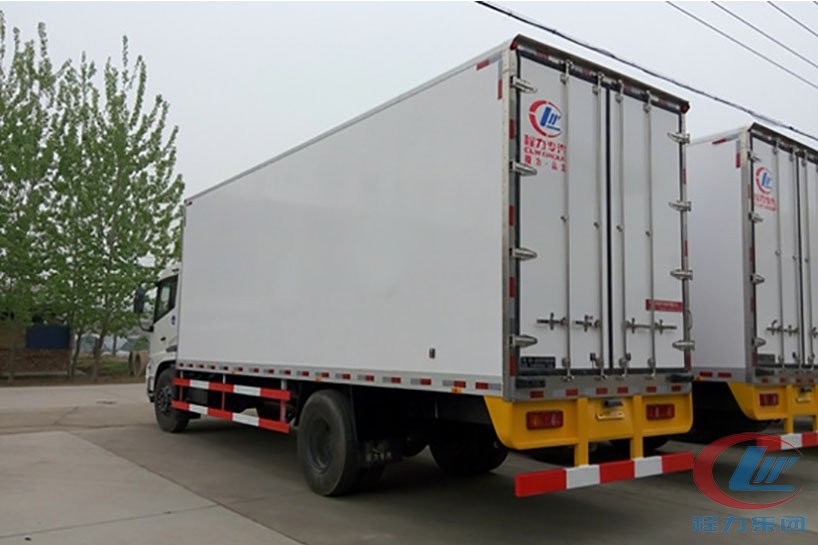 湖北尊龙凯时东风天锦冷藏车侧面图