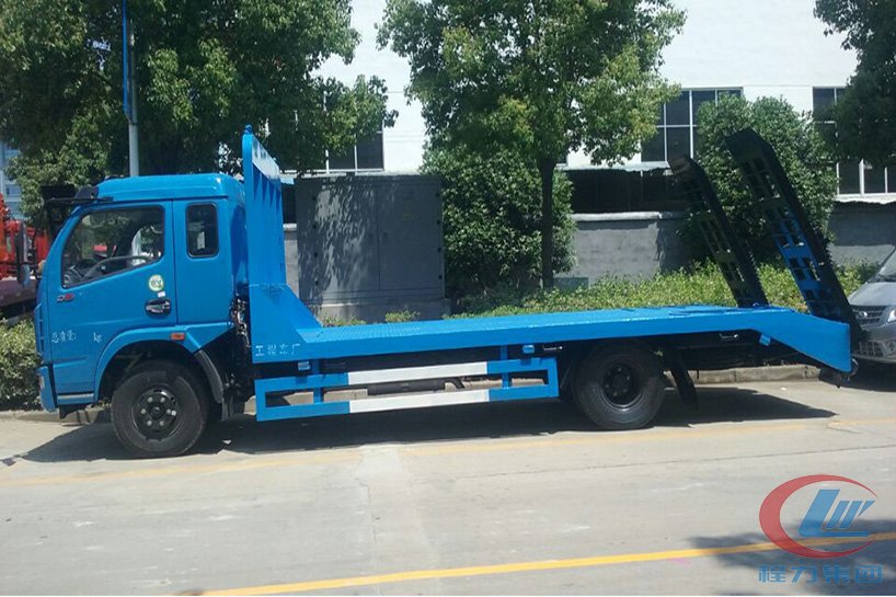 东风多利卡平拖板车侧面图