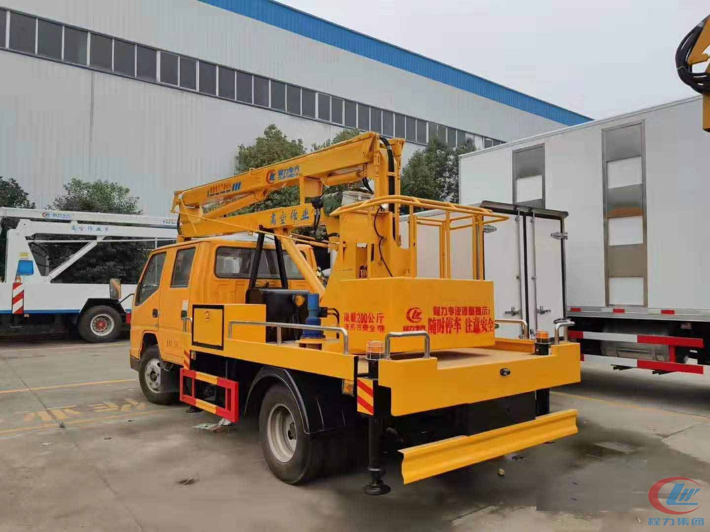 湖北尊龙凯时江铃12米高空作业车侧面图