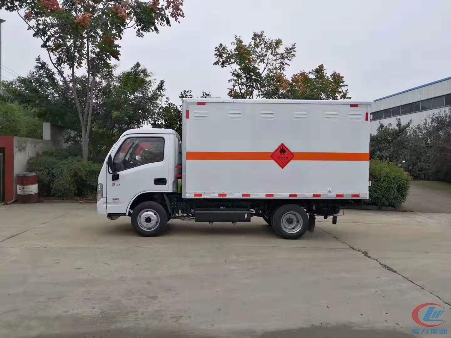 尊龙凯时集团跃进小福星易燃气体厢式运输车侧面图