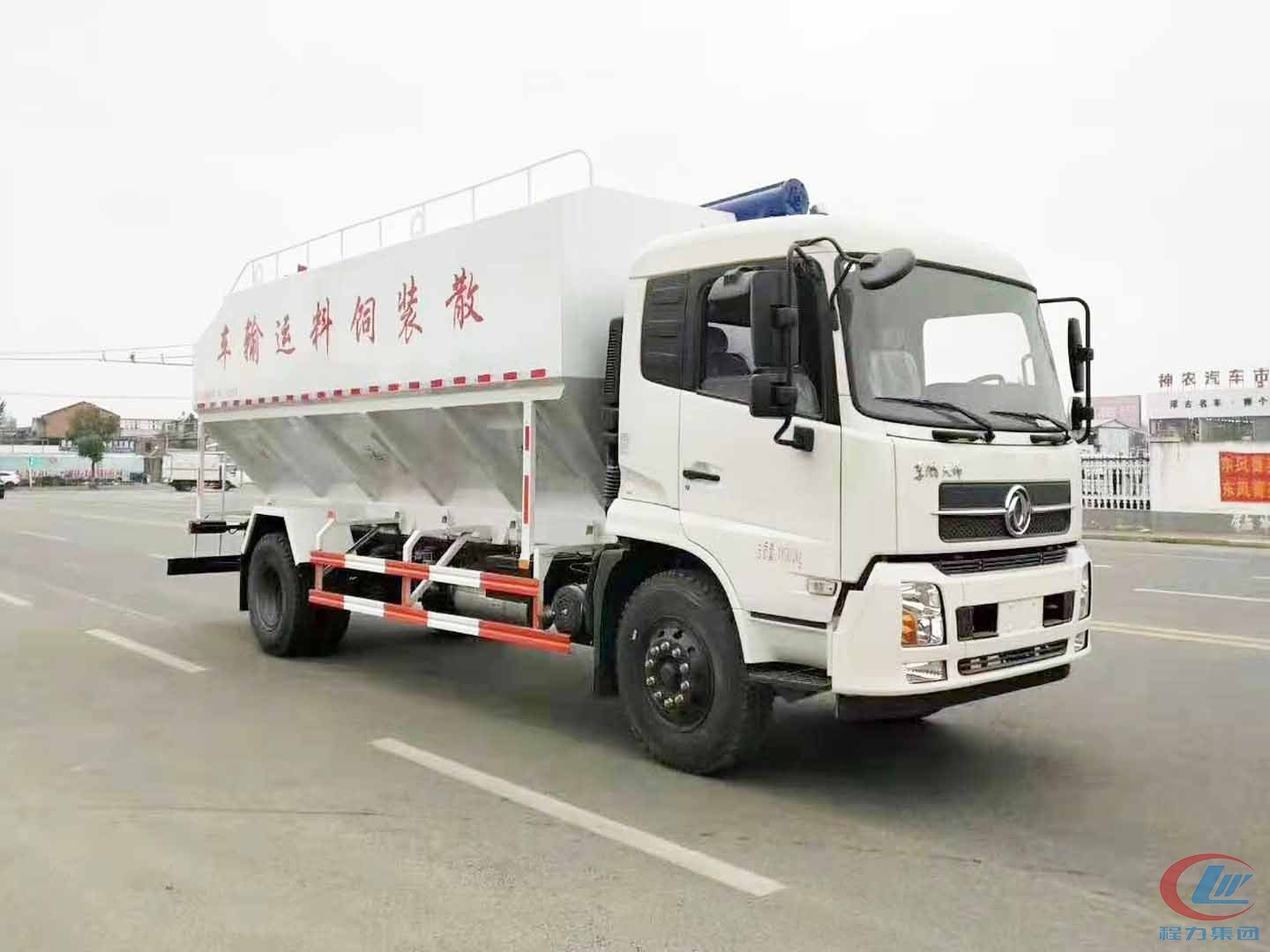 尊龙凯时10吨天锦散装饲料车高清图