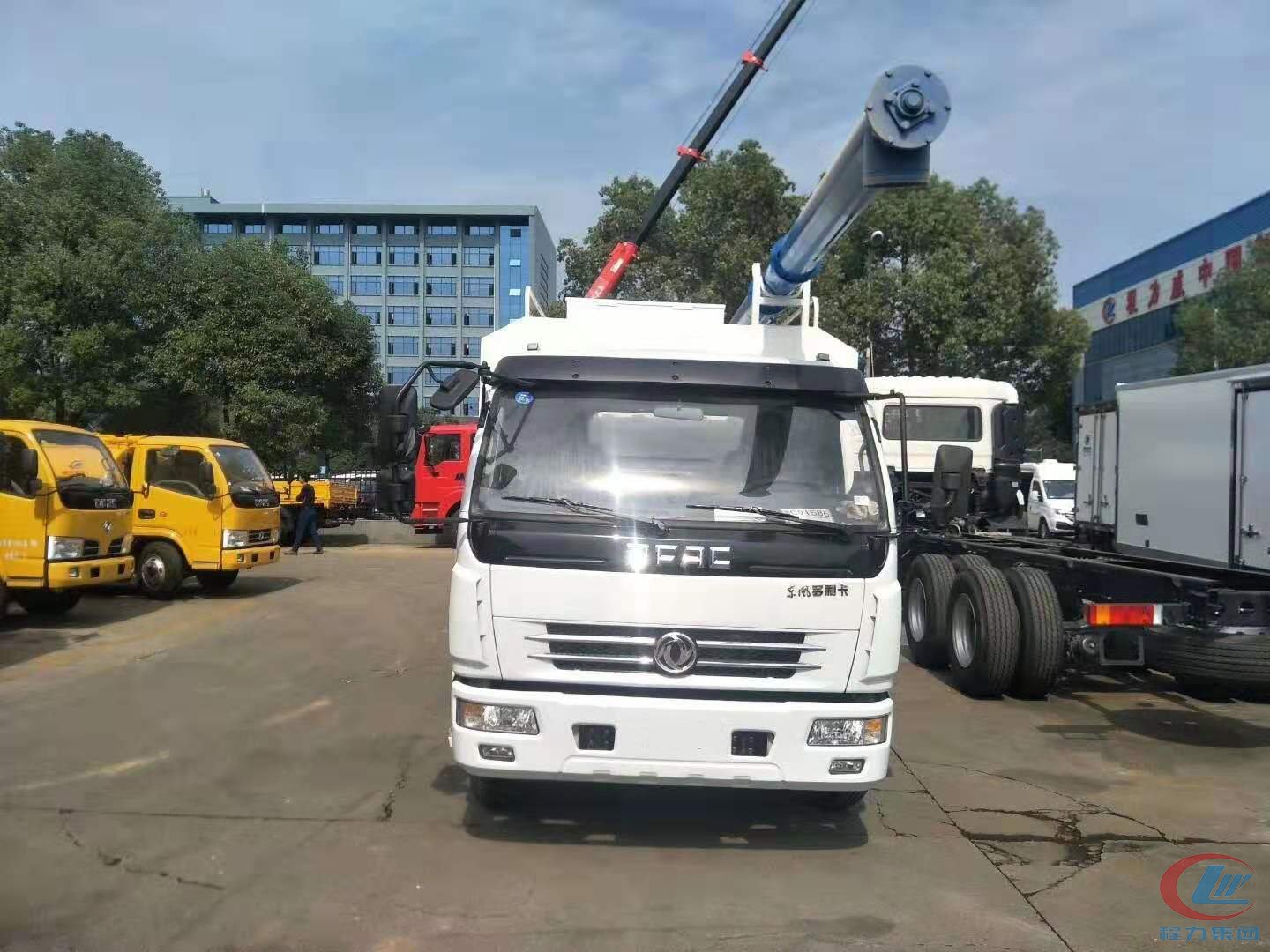 尊龙凯时东风多利卡散装饲料运输车高清图