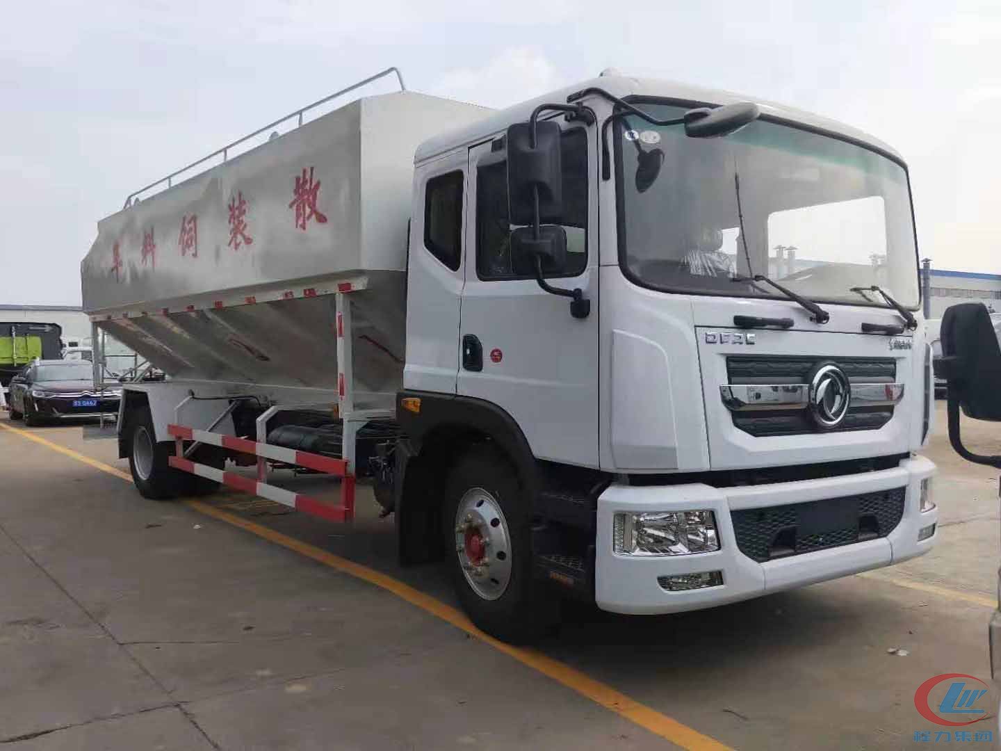 尊龙凯时东风多利卡D9散装饲料运输车高清图