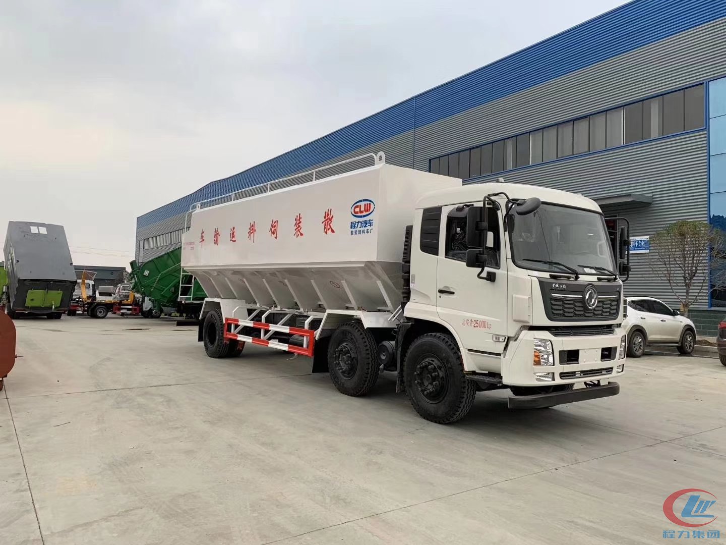 尊龙凯时东风天锦小三轴散装饲料运输车高清图