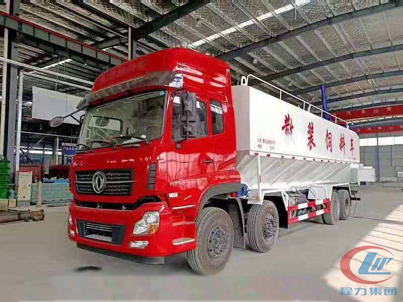 东风天龙高顶双卧饲料车正面图