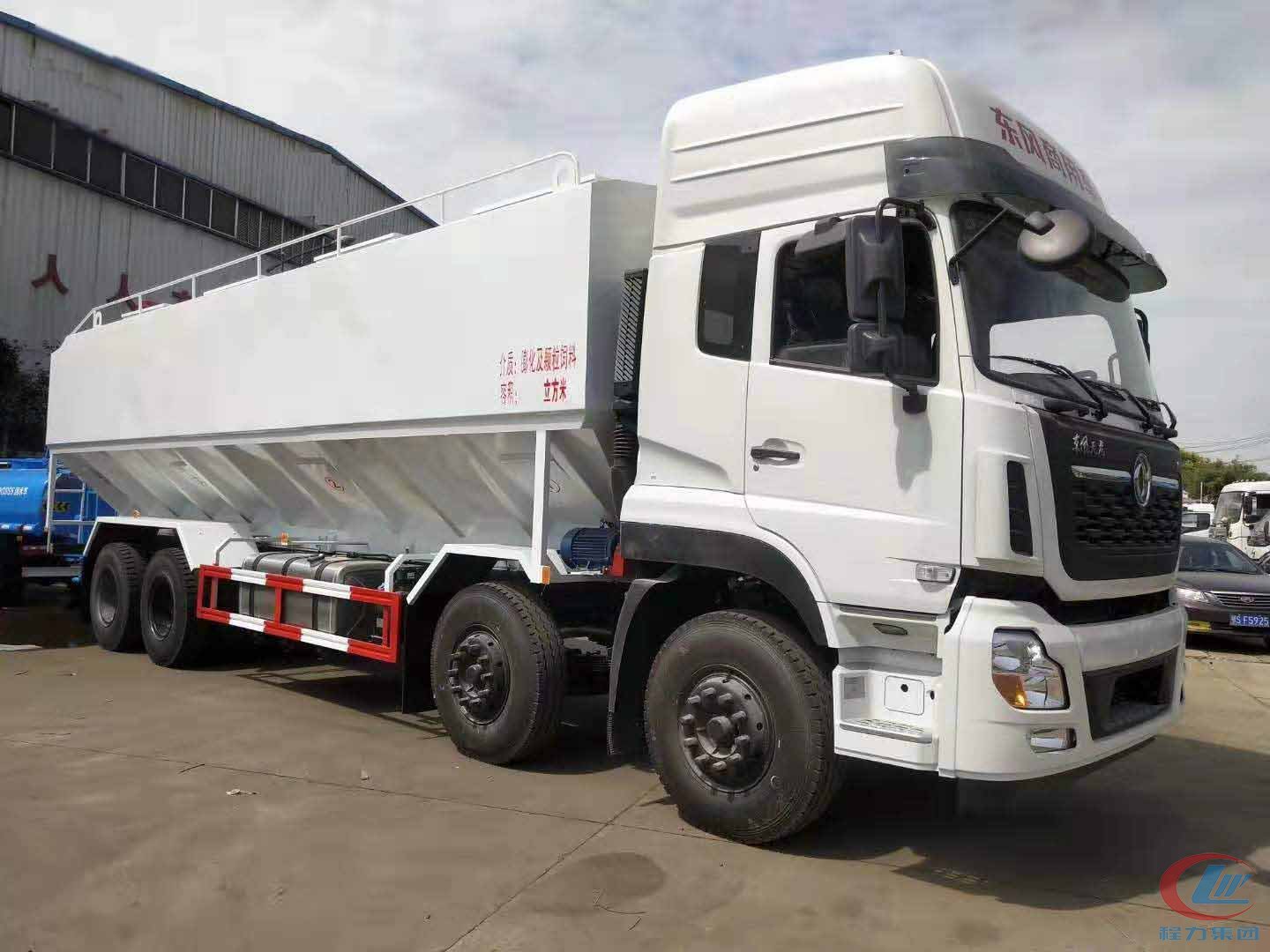 尊龙凯时集团东风天龙饲料车高清图