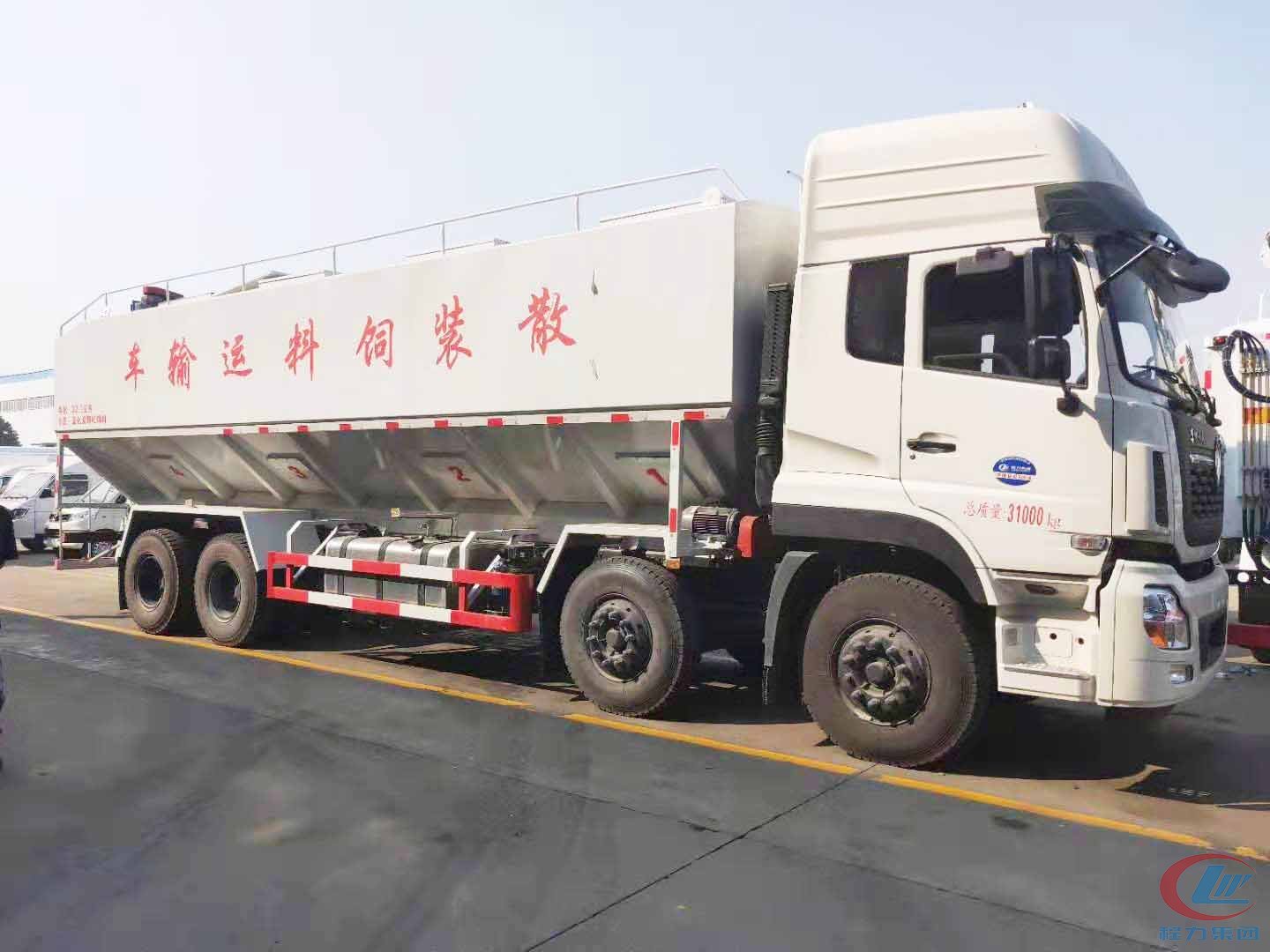 尊龙凯时集团东风天龙饲料车侧面图