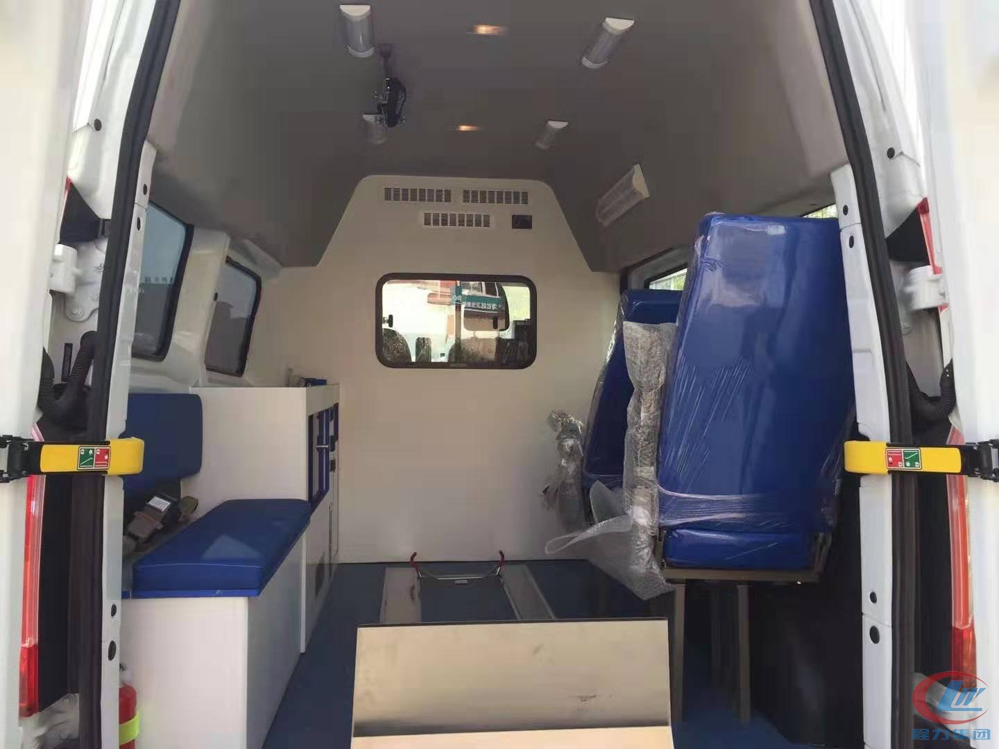 尊龙凯时福特v362短轴中顶转运型救护车