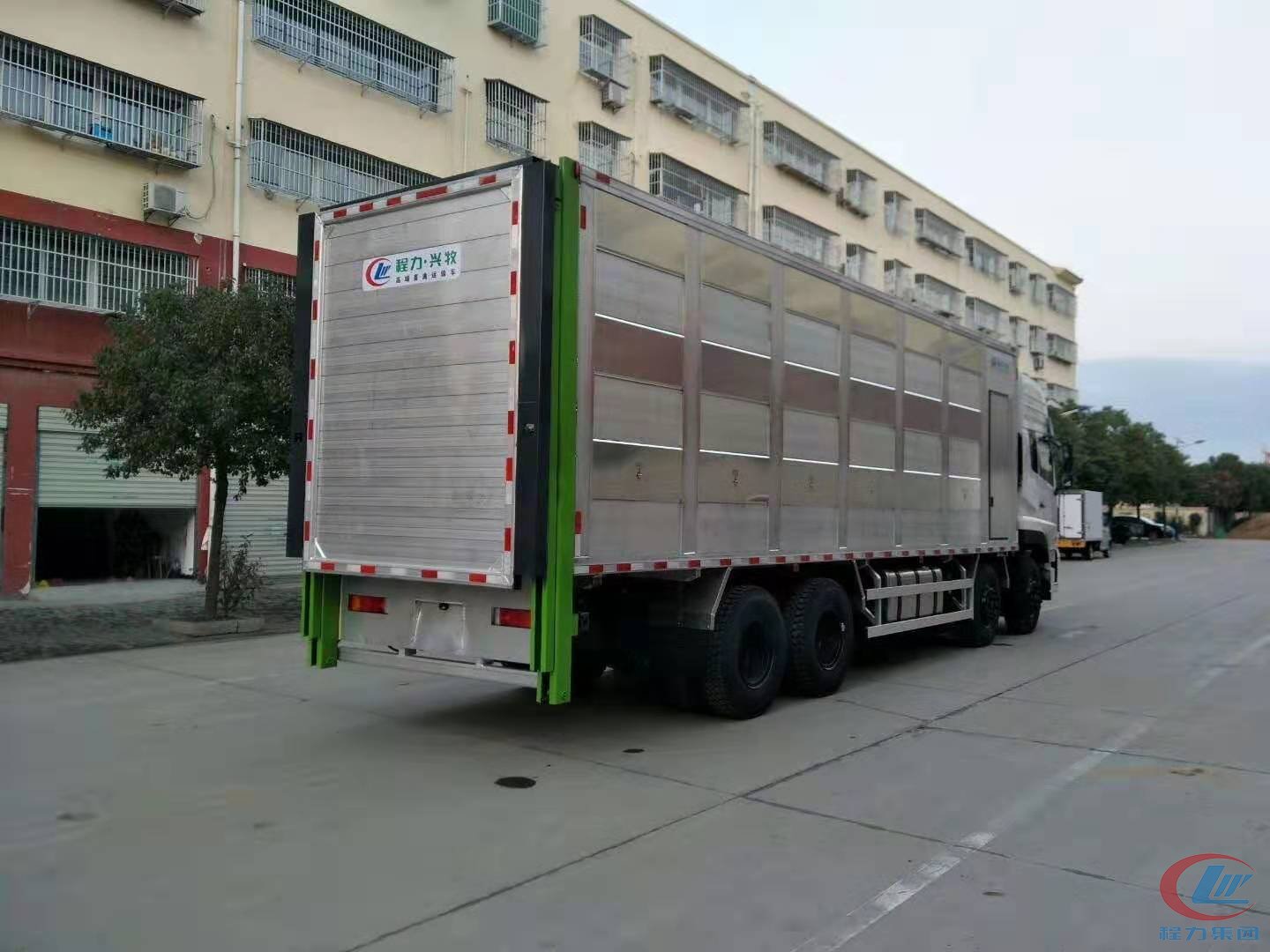 尊龙凯时东风天龙恒温运猪车