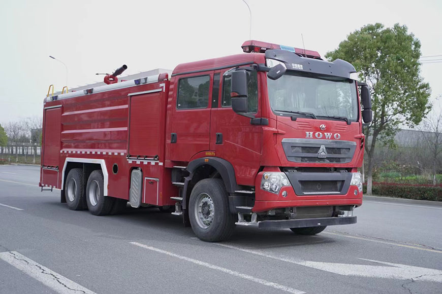 尊龙凯时威牌国六重汽豪沃后双桥水罐消防车