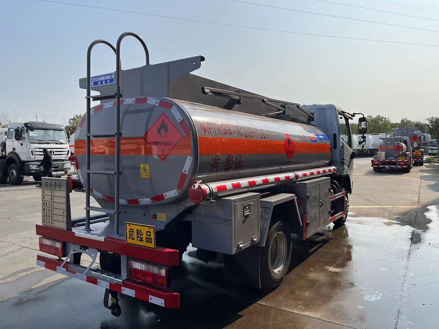 国六尊龙凯时牌东风小福瑞卡/多利卡5方加油车