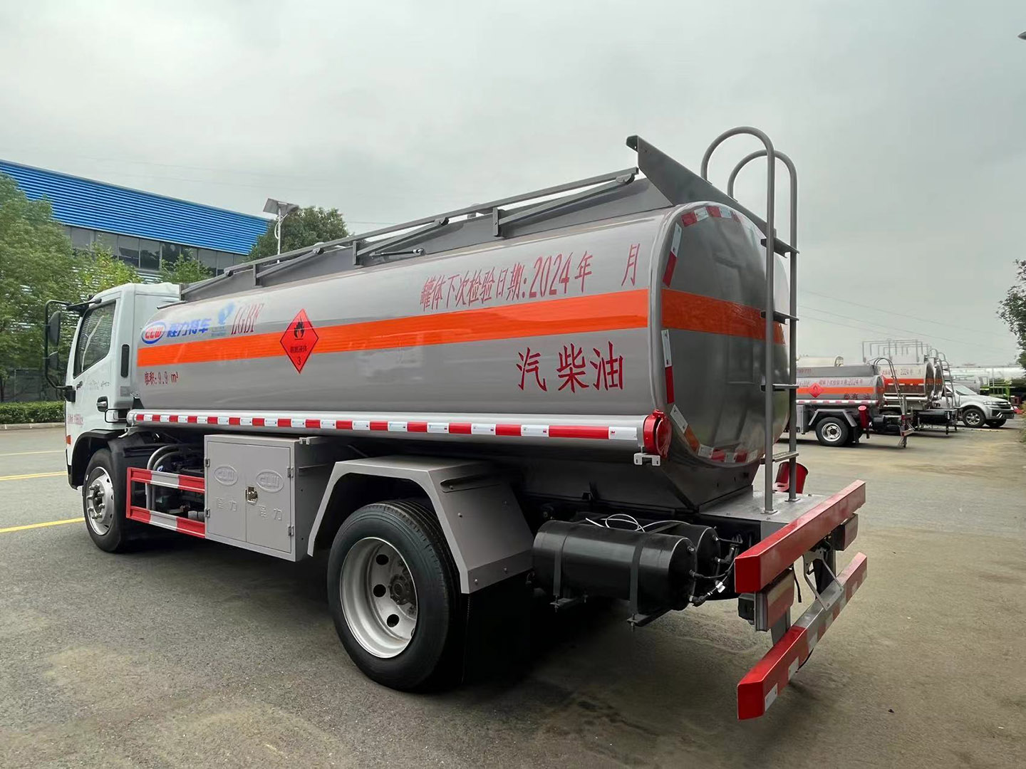 尊龙凯时集团国六东风10立方运油车/加油车