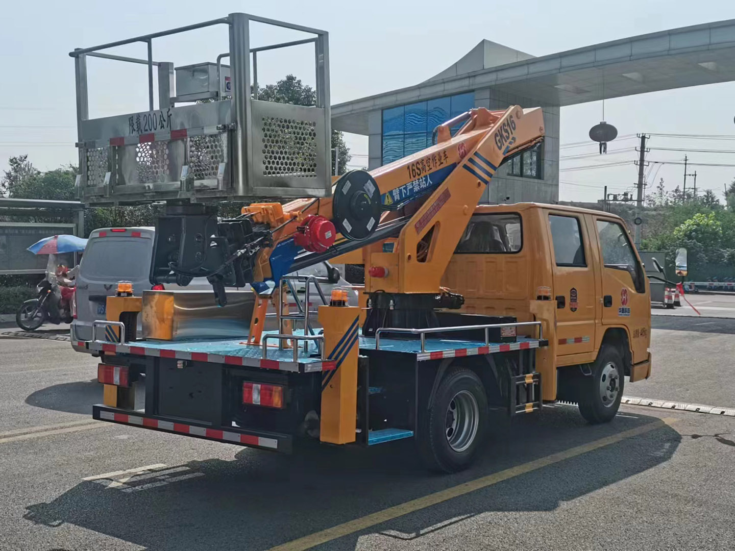 尊龙凯时集团蓝牌双排驾驶室伸缩臂高空作业车